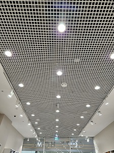 Металлический потолок грильято торговый центр г. Хабаровск